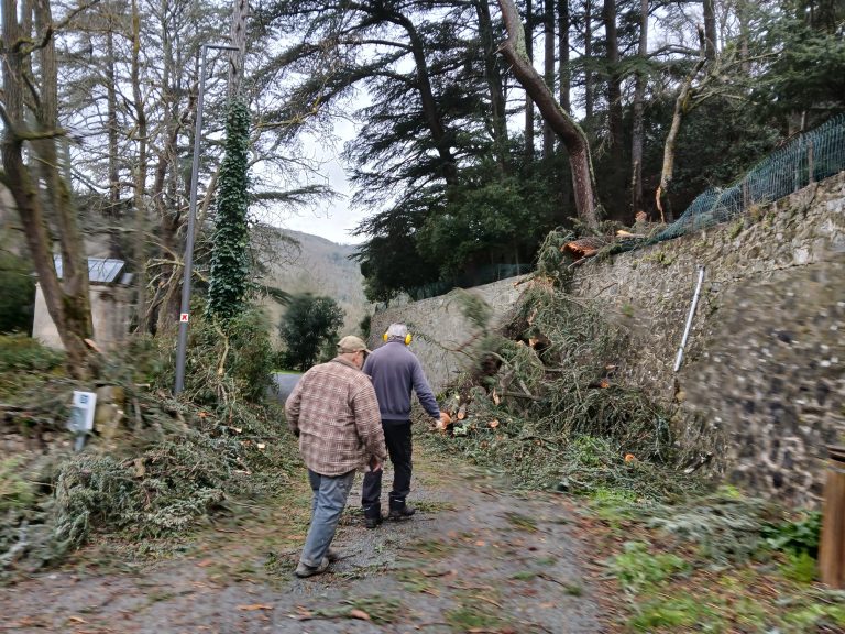 Lampadaire décapité à gauche